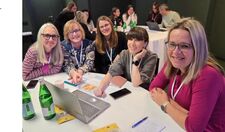 Iris-og-hopurinn-hennar-a-vinnustofu